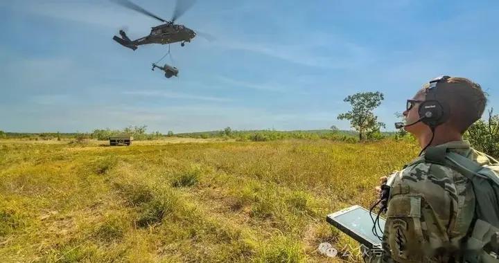 美军士兵一小时内学会操控“黑鹰”直升机，完成多项任务