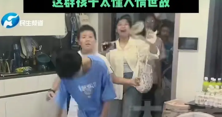 贵阳小男孩随口邀同学来家玩，开门直接冲进27个人，场面热闹暖心