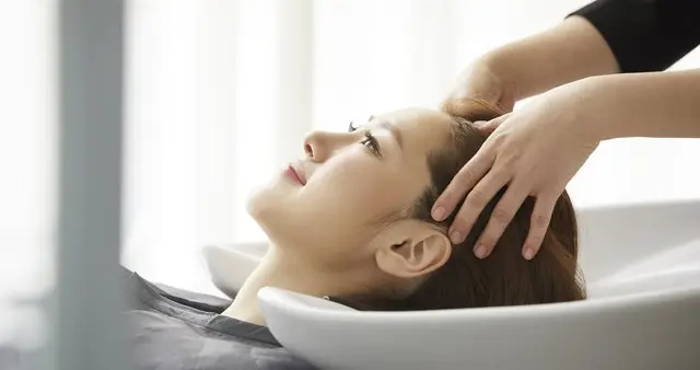 产后掉发快秃了？二胎妈妈亲测 5 个小妙招，哺乳期也能养回浓密发