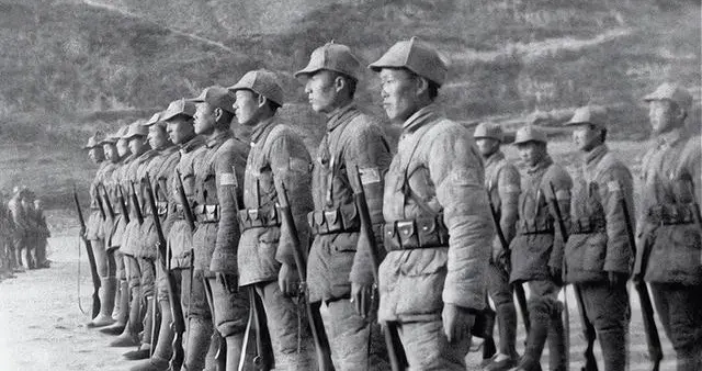 抗日战争初期，八路军3个师新四军4个支队，对日作战的首场战斗