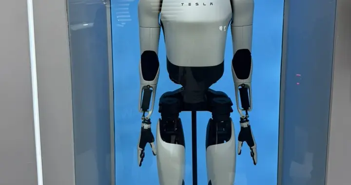 特斯拉第三代人形机器人亮相｜AWE 2026