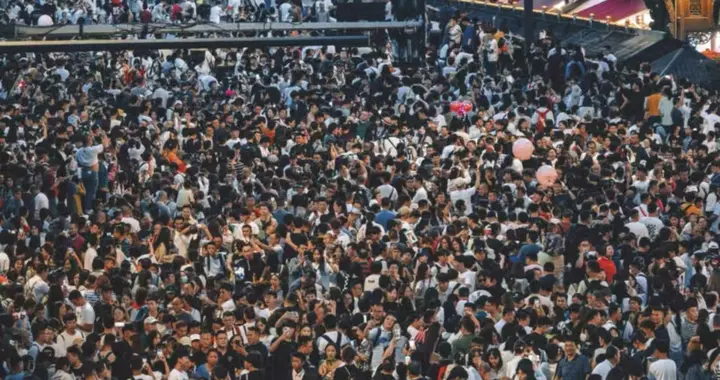 五一重庆洪崖洞挤到“窒息”！千万人挤爆天桥！