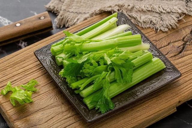 肾病困扰，医生揭秘：3种食物才是尿酸"天敌"