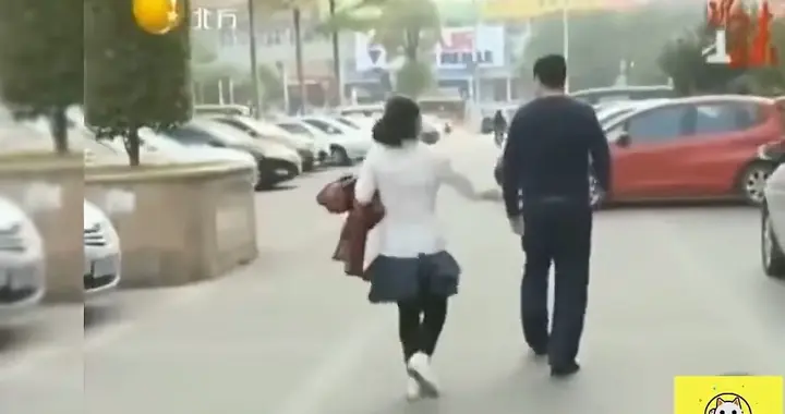 创业失败被妻抛弃，发财后她跪求复合，丈夫怒吼：再过来踢死你