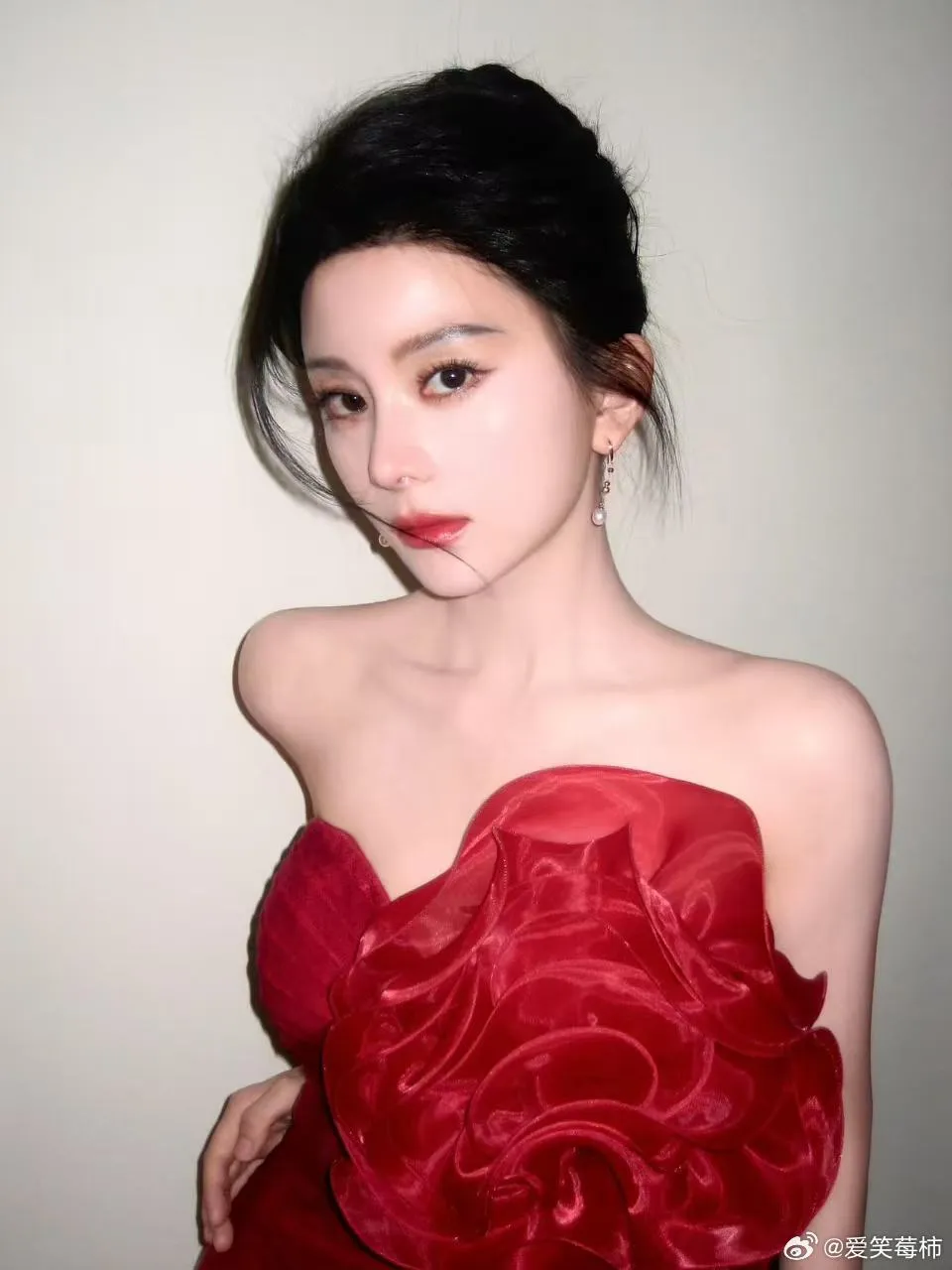短飞长模范生典型 马秋元带着长剧雀骨里的角色李乐君参加内娱盛会啦 马秋...