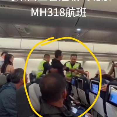 桥头快乐吹晚风：内地男子轻轻拍了两下空姐