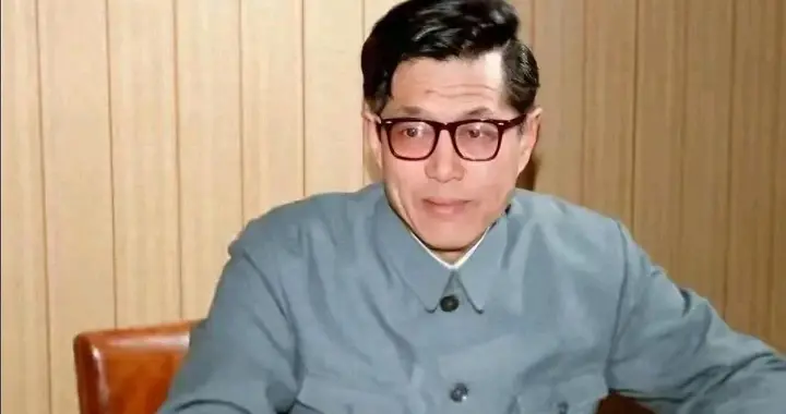 杨振宁三弟杨振汉，曾担任过上海对外经贸副主任，妻子妇联副主席