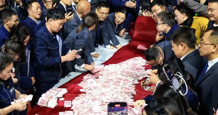 给员工父母600元，河南最爱发钱老板又走红：这才是真正民企之光