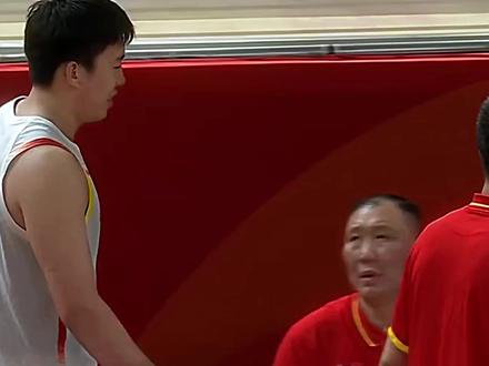 没见过主教练这么压力队员的…出问题立刻就换，这怎么可能打好比赛？
