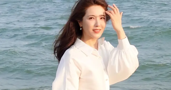 曾黎今日份海边美拍，又是被她的美貌治愈的一天