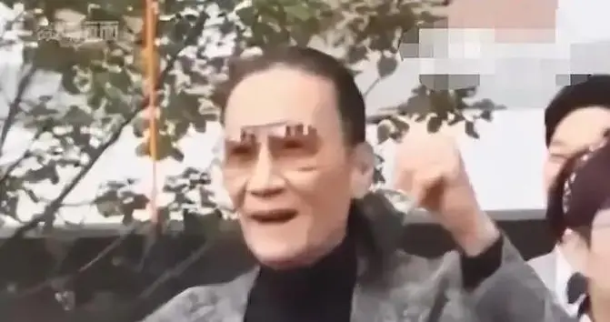 谢贤去世不到1小时就破防：恶心一幕曝光，死因遭质疑，儿子说遗愿