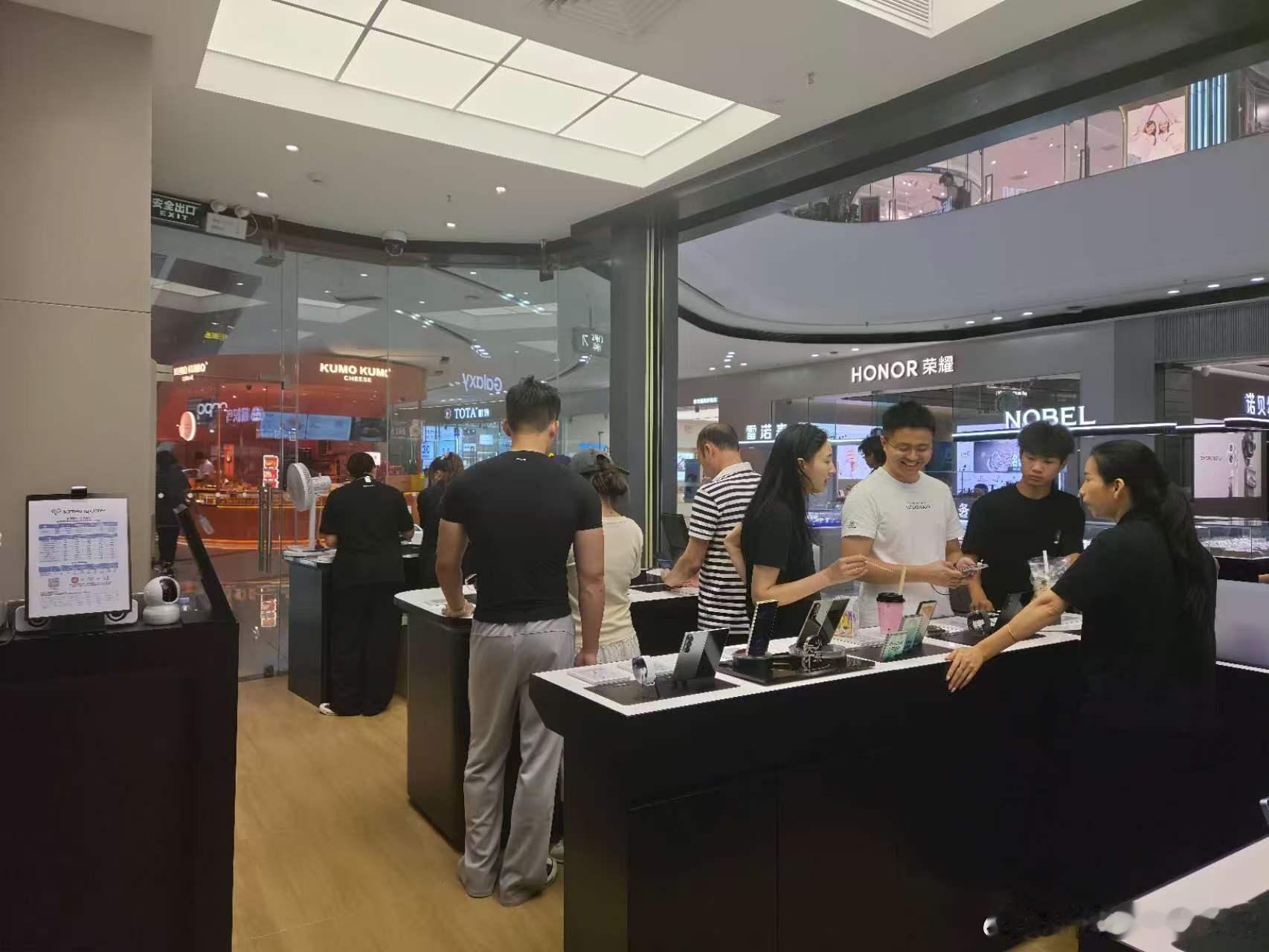 摸到三星 Fold 8 Ultra了，折叠屏展开巨爽，还遇见好几个取机...