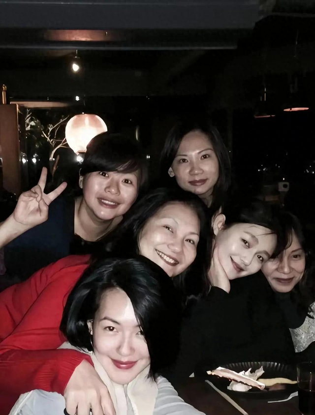 【S妈泪洒旧照惊现神似马筱梅！大S离世50天豪门恩怨再添猛料】