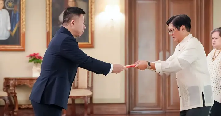 中国新大使到任，握着递交的国书，马科斯一句话，罕见放软了态度