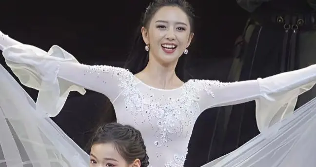 佟丽娅为什么要把董璇的女儿，焊死在国家级的舞台上?