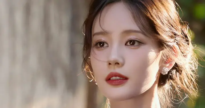 李一桐一袭克莱因蓝露背长裙