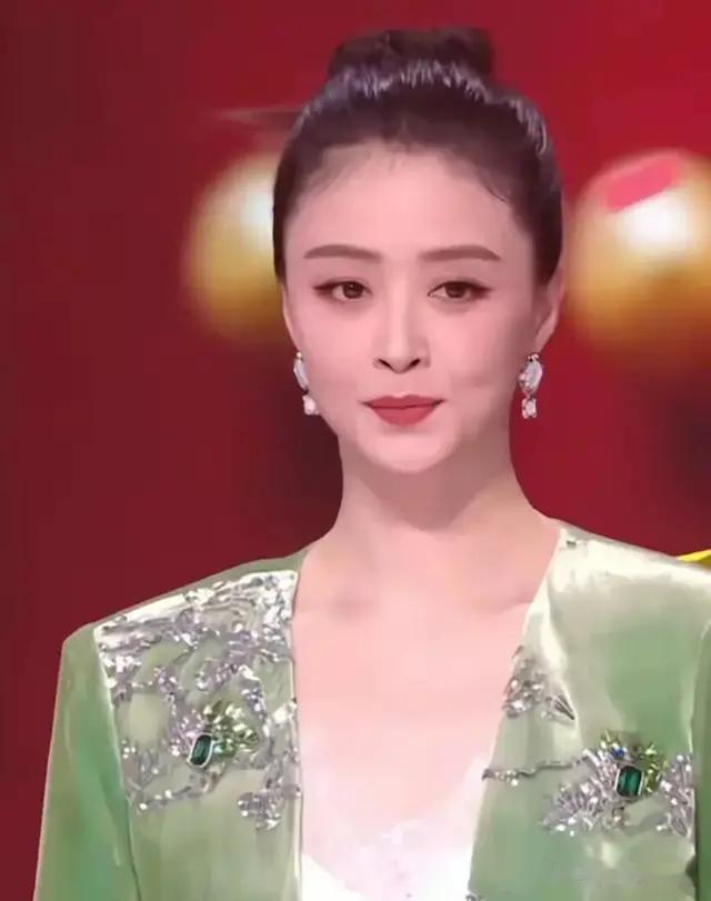 蒋欣又在拍新剧，这次“微胖女神”终于瘦下来了！