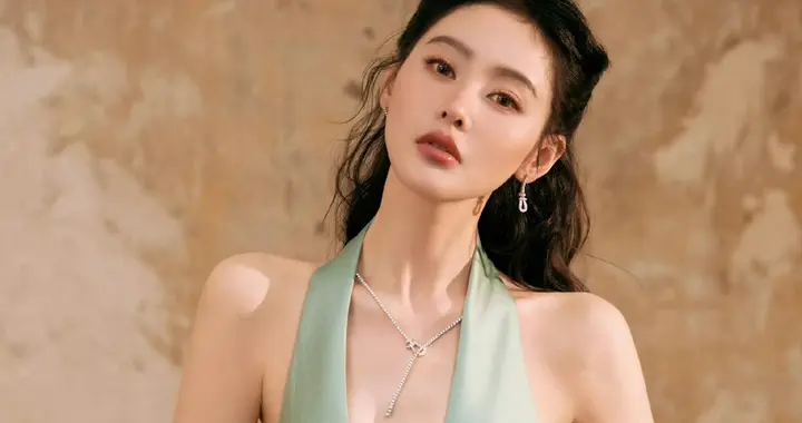 张天爱绿色深V长裙