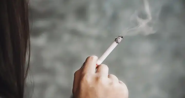 吸烟又火了？医生发现：血压高吸烟时，多留意6点，有益健康