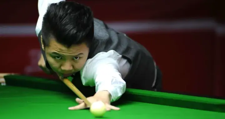 惊喜！周跃龙爆冷首胜奥沙利文闯入斯诺克英锦赛16强！