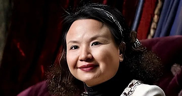 向美国豪捐15亿，却不给中国员工发工资，“中国女首善”是何下场