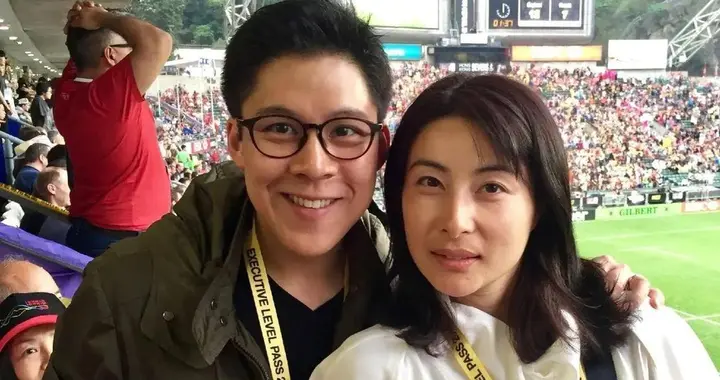 43岁郭晶晶也有烦恼，她发愁的不是自己三个孩子，而是42岁的二弟