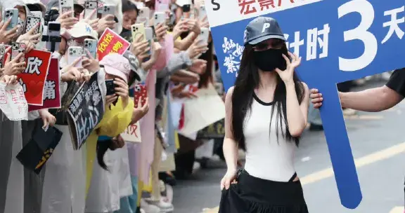 虞书欣连体衣造型引热议，是时尚突破还是用力过猛