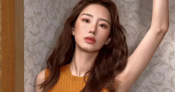 杨采钰身段太出众！暖色系穿搭优雅大方，满满的成熟风情！