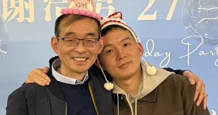 老谢给谢浩男送生日惊喜，特殊礼物让网友很失望，白色帽子有故事