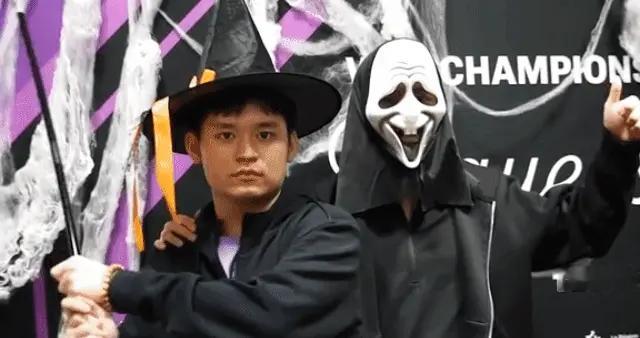 蒙彼利埃冠军赛晚宴！林诗栋玩起cosplap,呆萌呆萌的一脸认真！