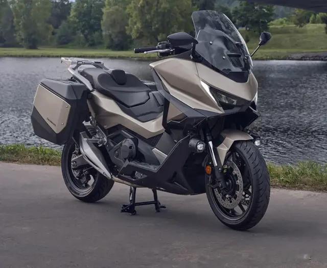 结合跨骑与踏板车的优点，搭载六速双缸的大踏板~本田NSS750