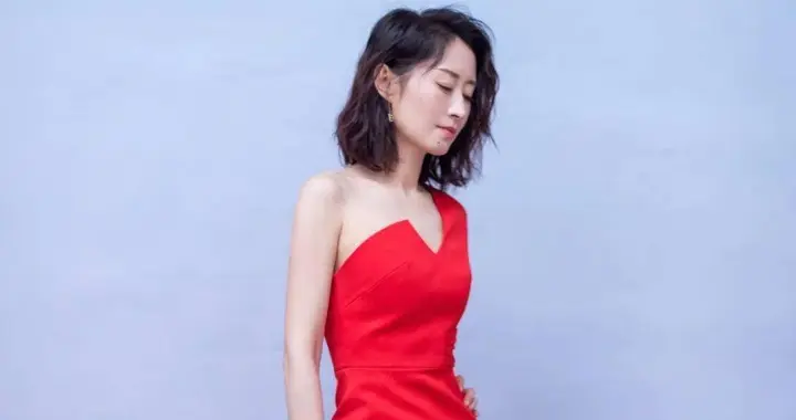 女人会不会打扮，别看衣服看“鞋跟”！这三种高度一穿就显年轻