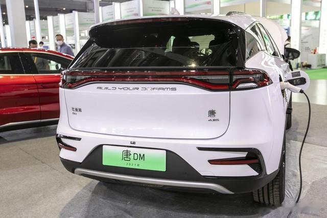 普通家庭买车纠结：新能源还是油车？算完这笔账就懂了