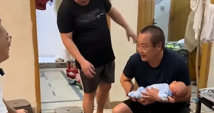 那个冲老婆吼不同意就离婚的男人，把帮忙的皮衣哥架在火上烤