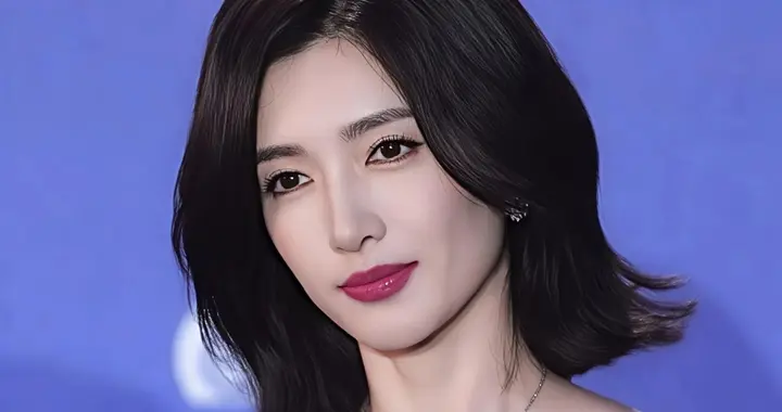39岁江疏影北京电影节短发亮相美成仙 流苏裙配大长腿一步一摇 好辣