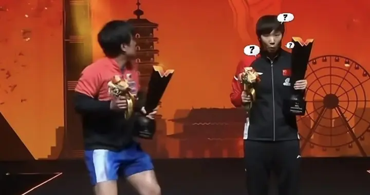 颁奖礼:张本智和与王曼昱合影搞笑被礼炮吓到，亚军小莫蒯曼沉默