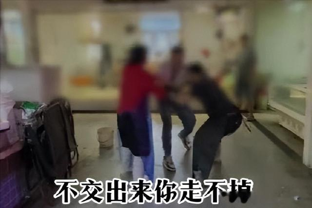 顾客买鱼不要宰杀，老板却不高兴还扔秤砣砸顾客，太嚣张！被拘了