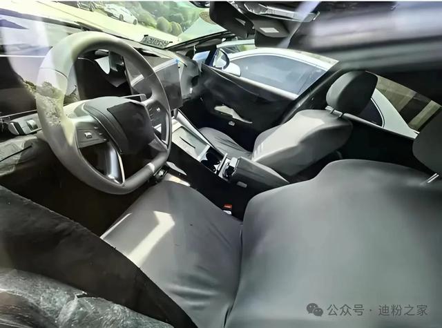 四幅式方向盘抢镜！腾势Z7内饰谍照流出