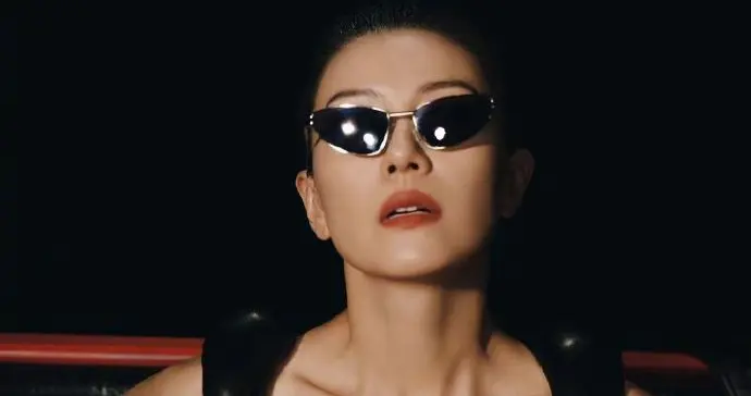 38岁高圆圆“玩火”拍大片，赵又廷才是幕后赢家？​