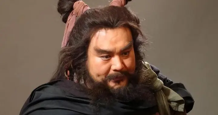 李逵中毒酒才领悟宋江真性情，忍痛吐露20字让人动容！