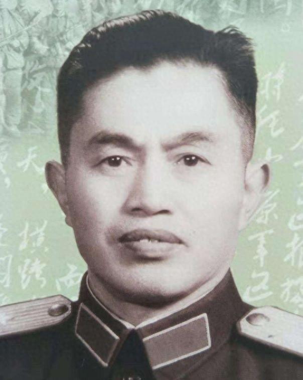 团长皮定均怒斥连长：你们浪费粮食有罪，连长怒怼：碗比脸都干净