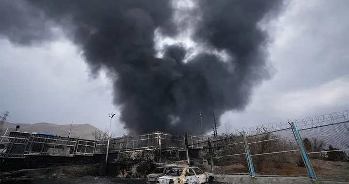 强人任最高领袖，伊朗人高兴坏了，涌上街头高举国旗，伊朗有救了