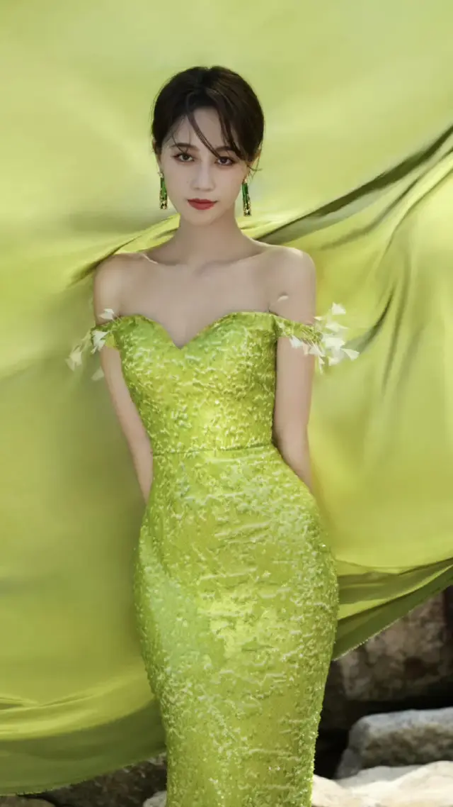绿色连衣裙的蓝盈莹美的像条美人鱼