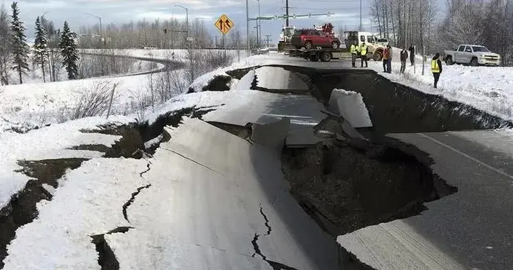日本强震 高市“神色慌张”一路小跑