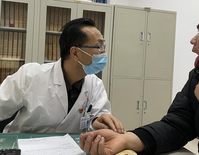 舌头最怕鼓！舌边鼓屁多，舌根鼓尿多，舌尖鼓梦多，中医一招解决