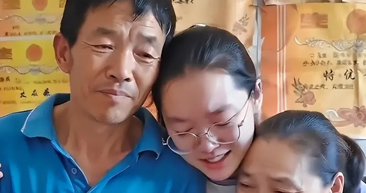 令人心寒！699分寒门少女7天爆火全网，苦难家境被肆意消费