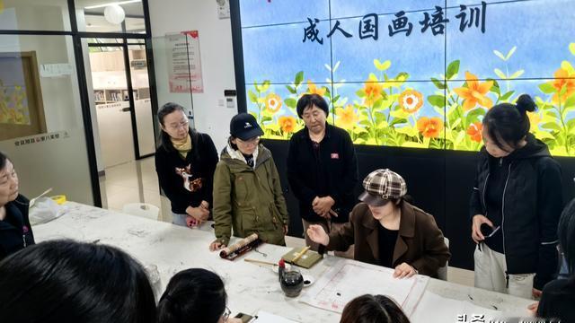 美观体育：首师大美院学生在为社区老年学员