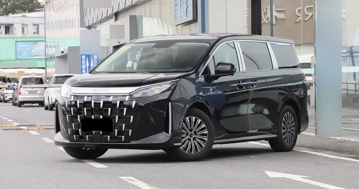 比亚迪M9实车曝光，采用7座布局，搭载1.5T插混动力系统