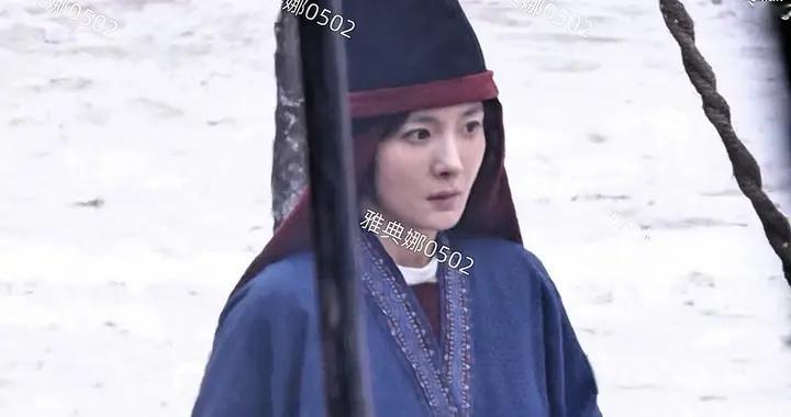 杨幂新剧造型像个反派，不仅脸型凹的厉害嘴也更瘪了，眼神也很凶