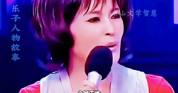 75岁优雅女神再披龙袍，岁月不败美人